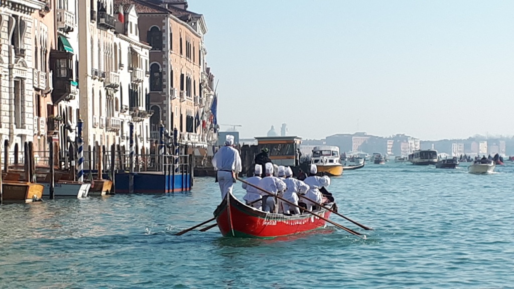 Detalles del Carnaval de Venezia 2019,   La festa sull’acqua: I Pasticceri.